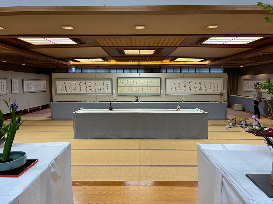 慈烏展