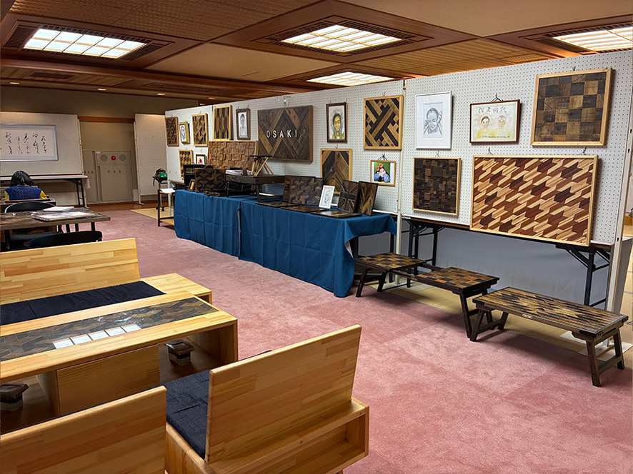 慈烏展