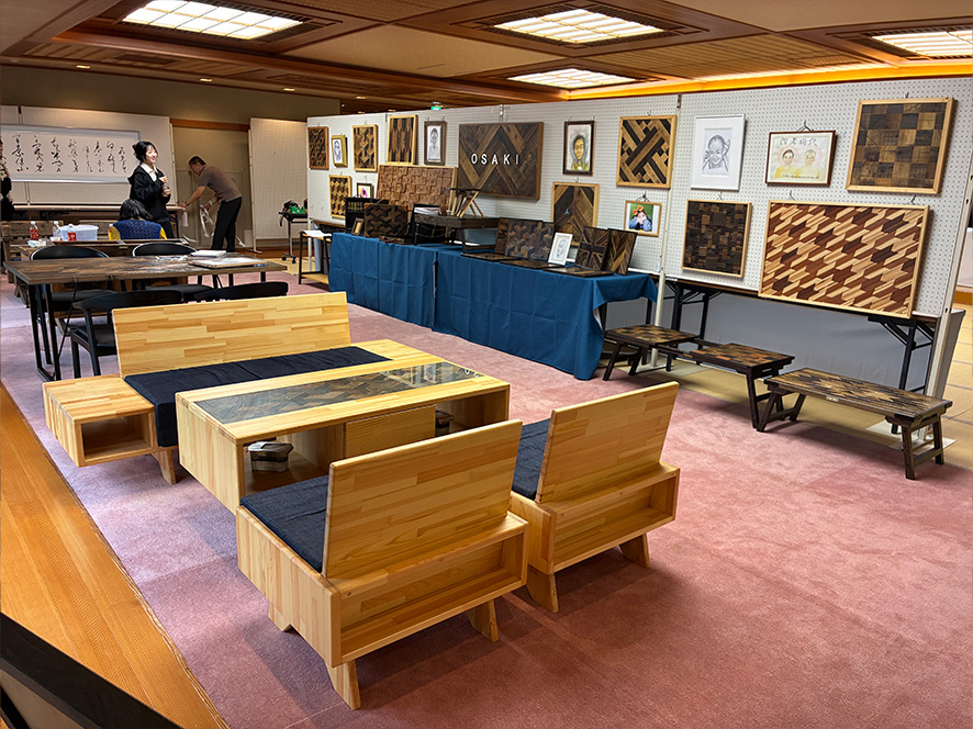 慈烏展